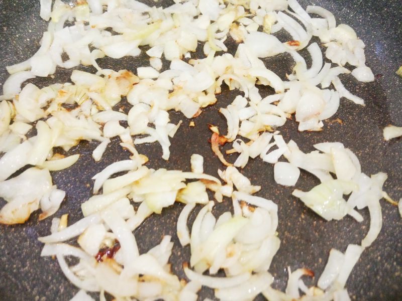 Салат из фасоли, куриного филе и жаренного лука: Лук очищаем, промываем, измельчаем и обжариваем до золотистого цвета.