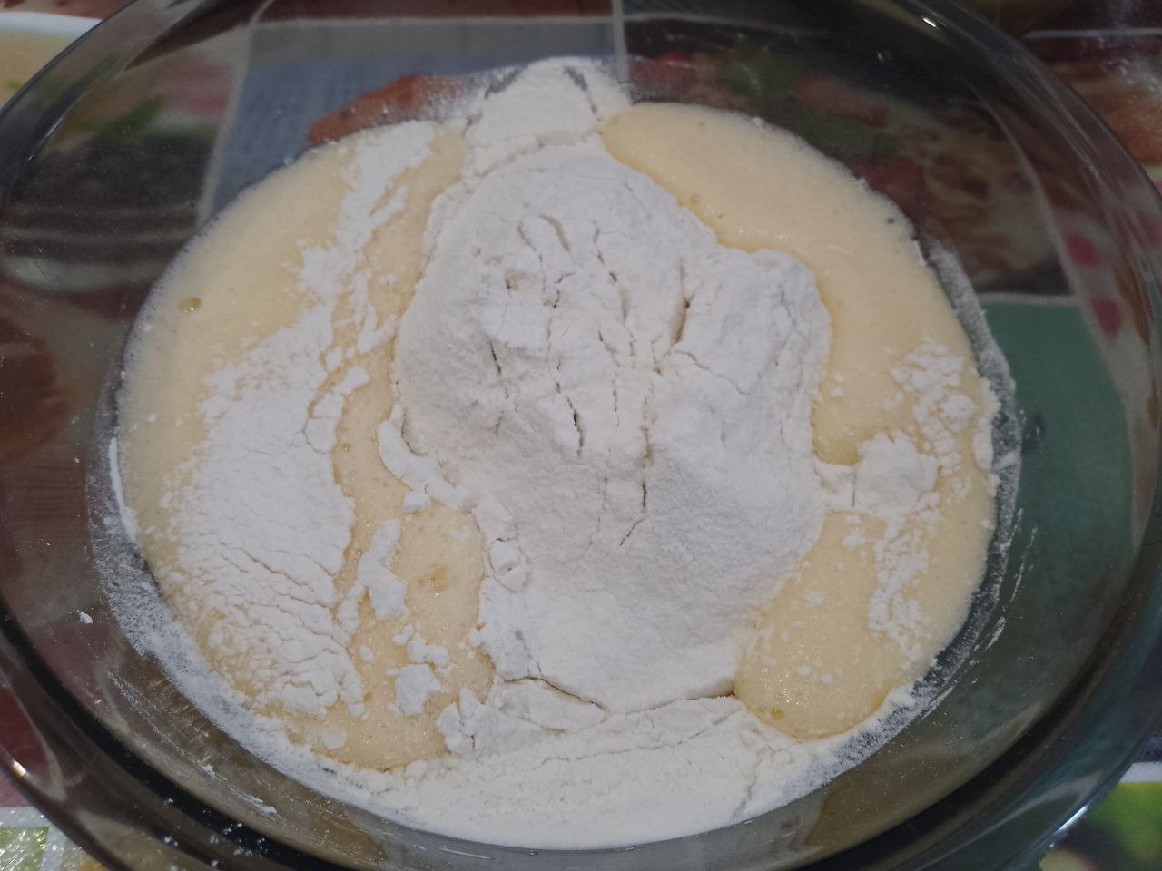 Блины со сливочным маслом, сахаром и ягодами: Муку просеиваем и всыпаем к взбитым яйцам, вливаем теплое молоко. Тесто размешиваем миксером или венчиком для