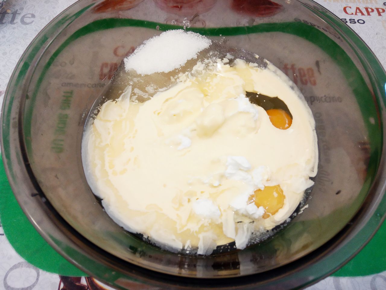 Домашний кекс с изюмом и с добавлением творога, нежный и вкусный: В чашу разбиваем яйца, добавляем творог, растительное масло, растопленное сливочное масло, ванилин и
