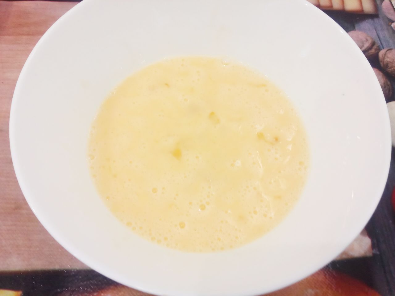 Отбивные  из свинины в кляре из яиц и сыра, вкусные и сытные: Для кляра, разбиваем яйца в миску и взбиваем венчиком.