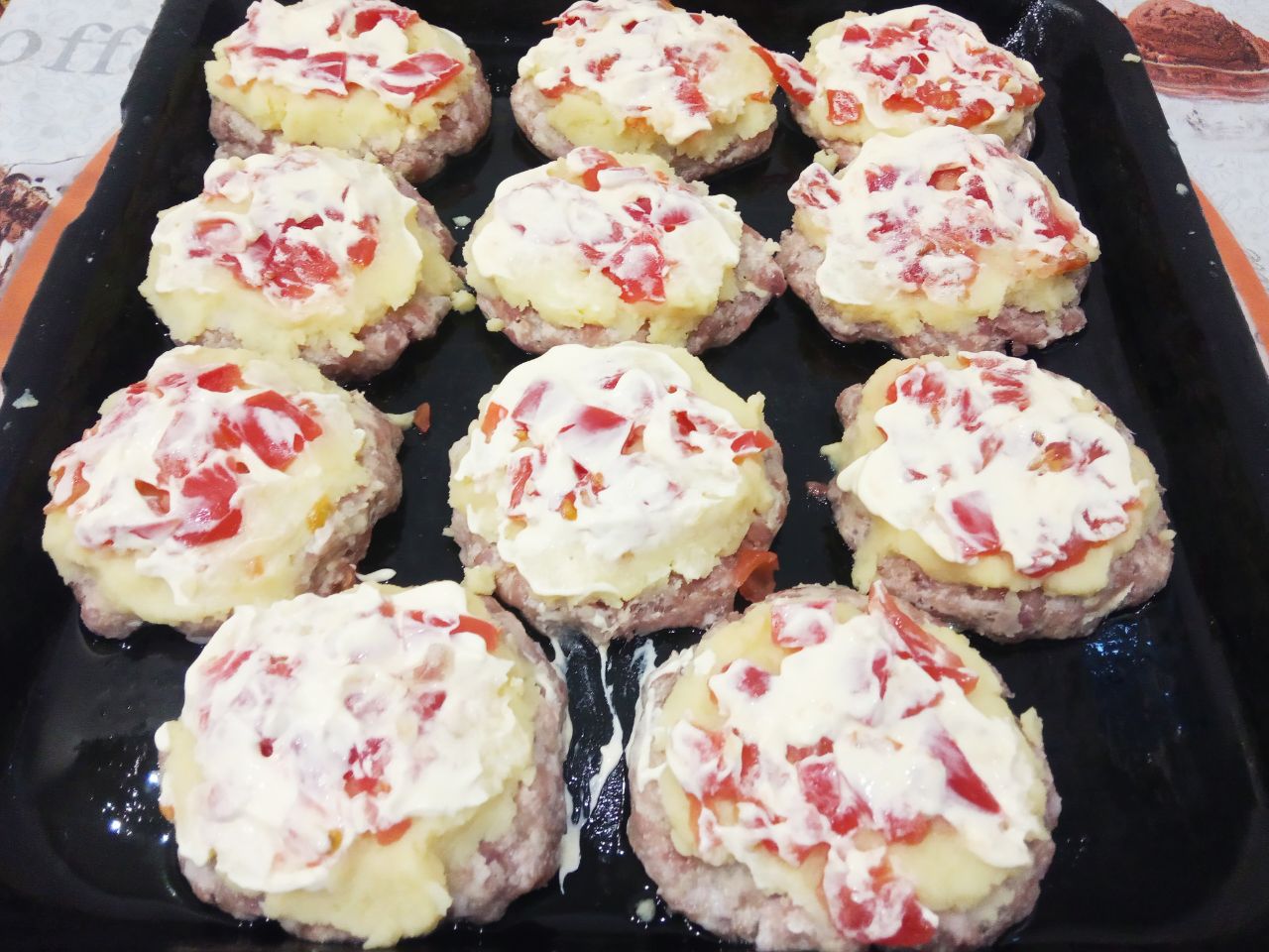Мясные стожки с сыром и картофельным пюре: Затем стожки смазываем майонезом или сметаной.
