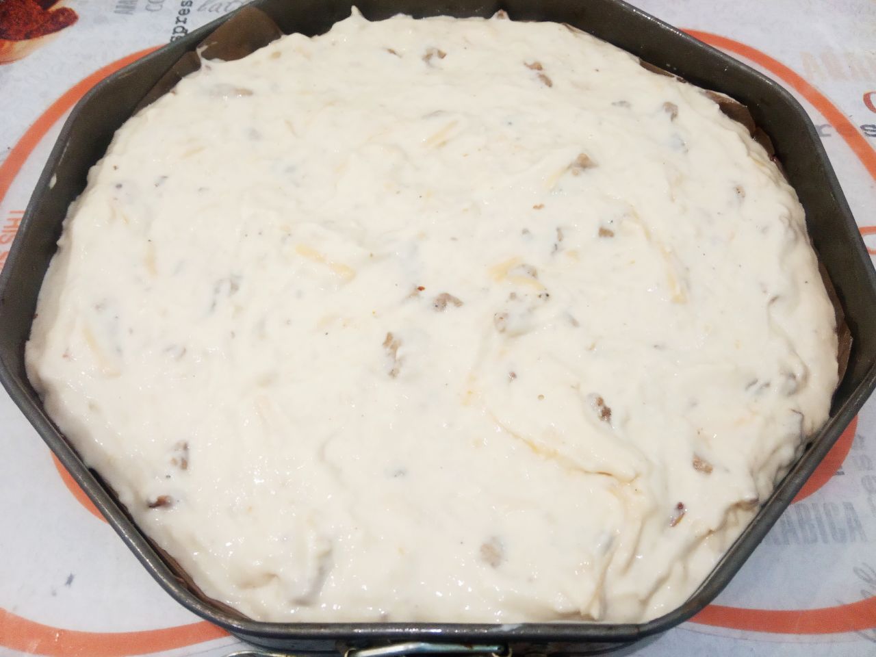 Ленивый пирог на кефире, с мясом и сыром в духовке: Форму застилаем пергаментом и выкладываем тесто, разравниваем.