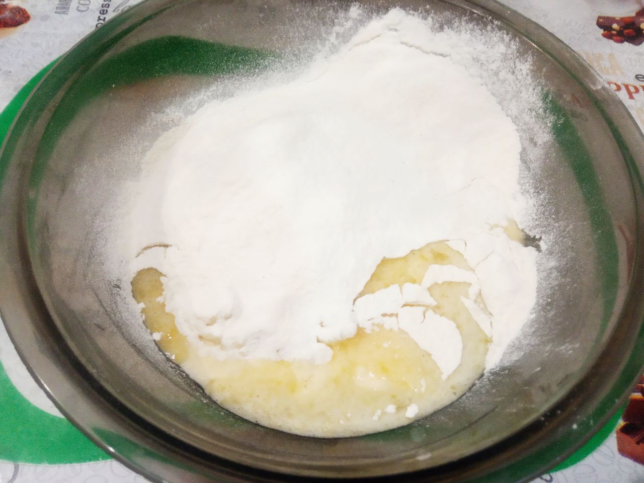 Простой рецепт печенья из манной крупы и молока, мягкого и рассыпчатого: Соединяем разбухшую манную крупу, яичную смесь и муку с содой.