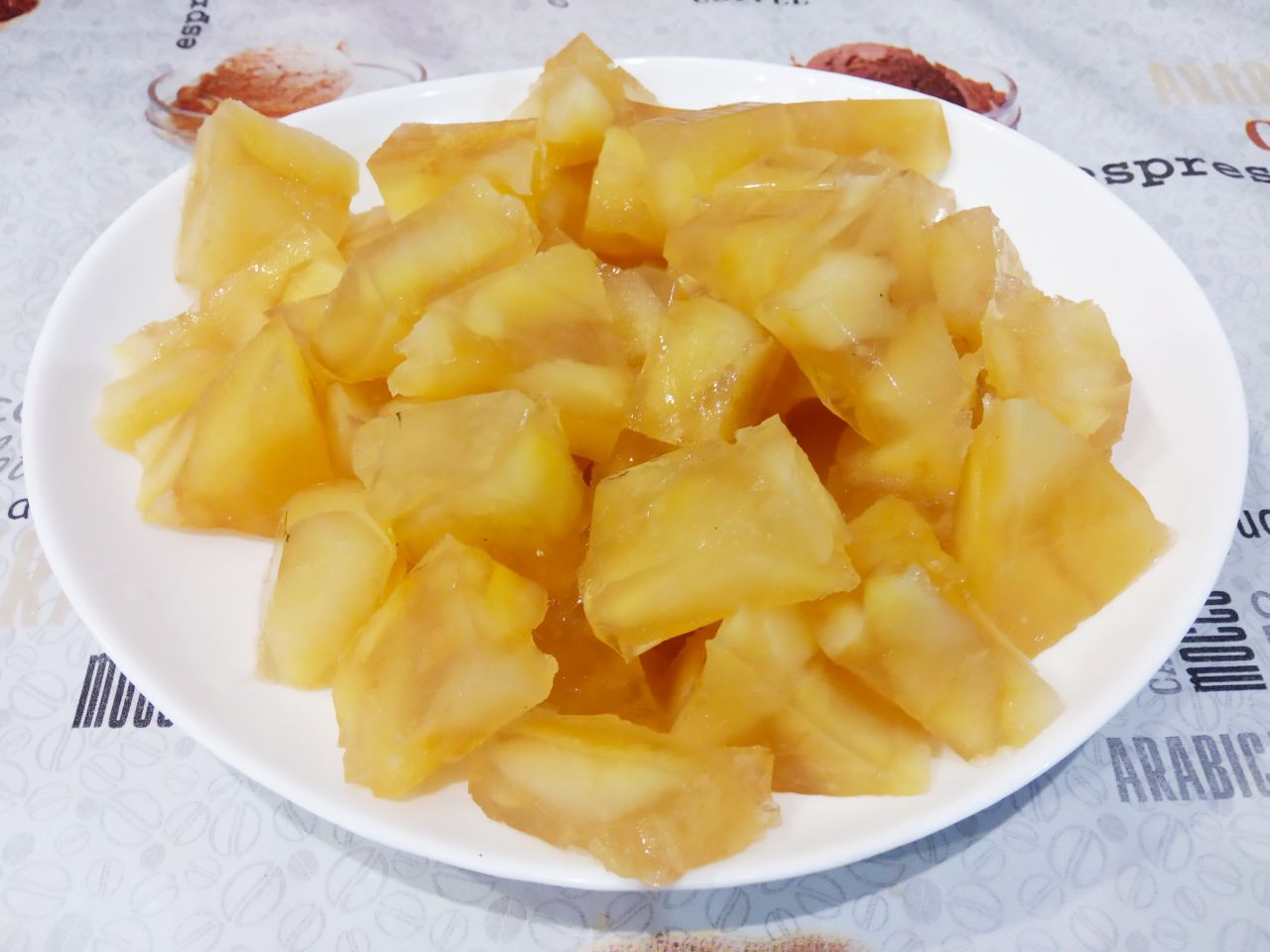 Вкусный десерт из яблочного желе и лимона: Желе разрезаем на полоски, треугольники, ромбики и укладываем на блюдо.