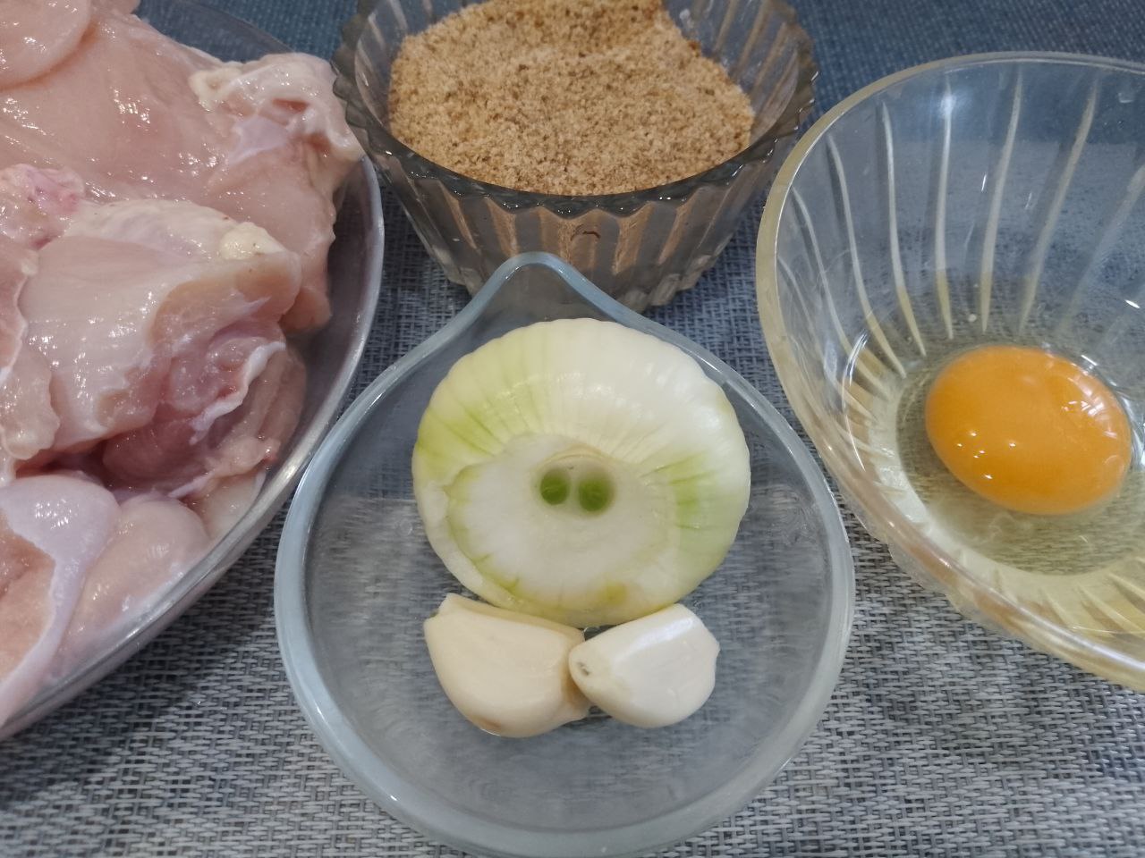 Вкусная мясная закуска в тесте и кляре, на сковороде