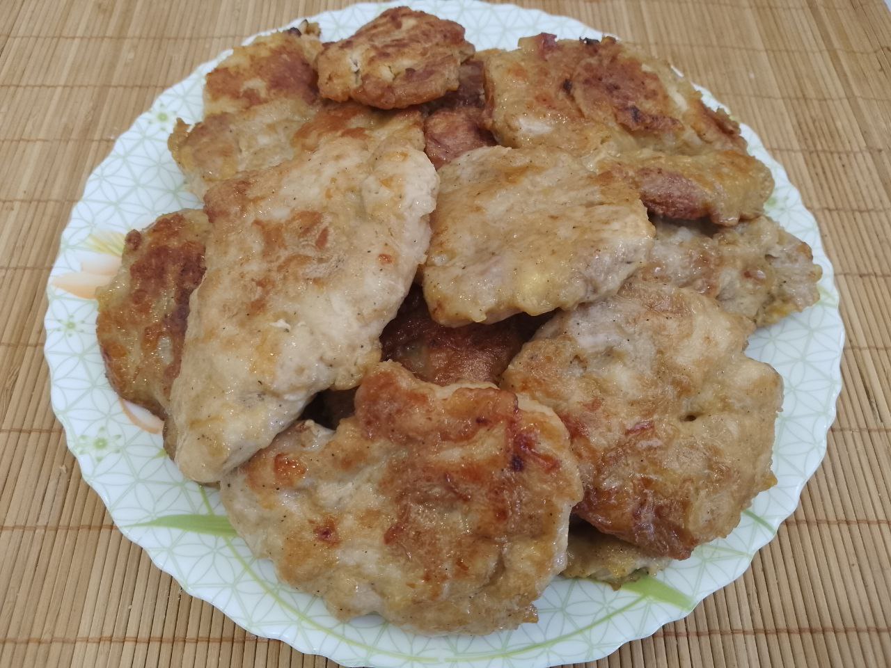 Отбивные в кляре из куриного мяса, на сковороде: Обжаренные отбивные складываем на блюдо и подаем к столу.