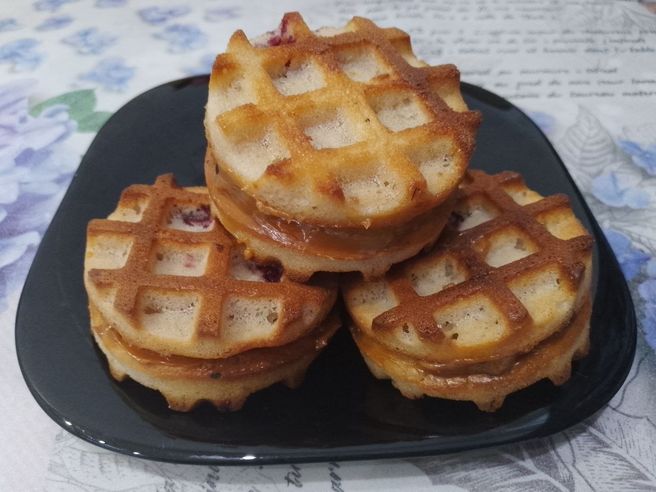 Мягкие вафли с вишней и начинкой, просто и вкусно: Охлажденные вафли смазываем вареным сгущенным молоком, склеиваем между собой и складываем на блюдо.