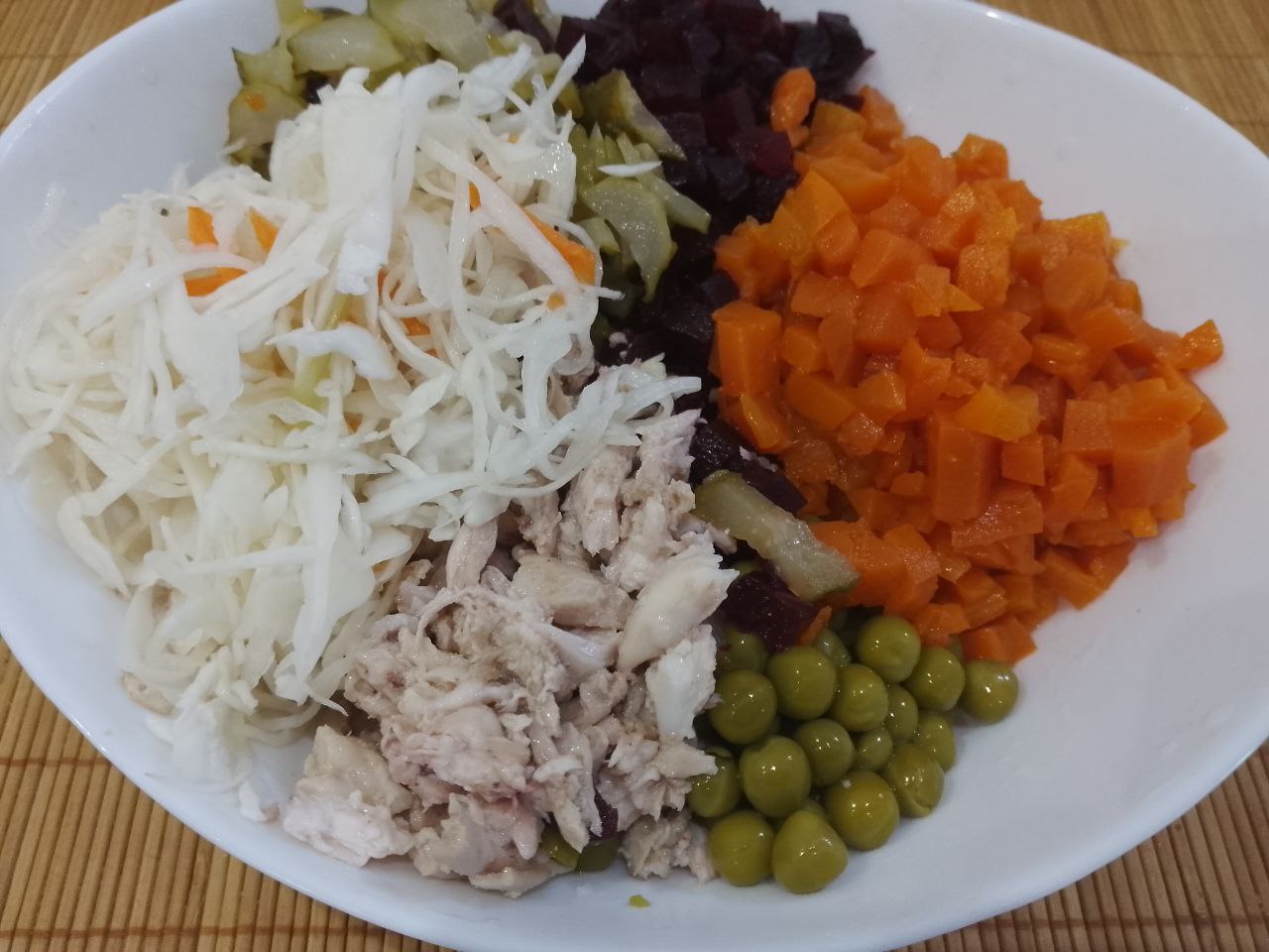 Салат из куриного мяса, свеклы и овощей, полезный и сытный: В чаше соединяем все ингредиенты для салата. Добавляем соль и растительное масло по вкусу, перемешиваем.