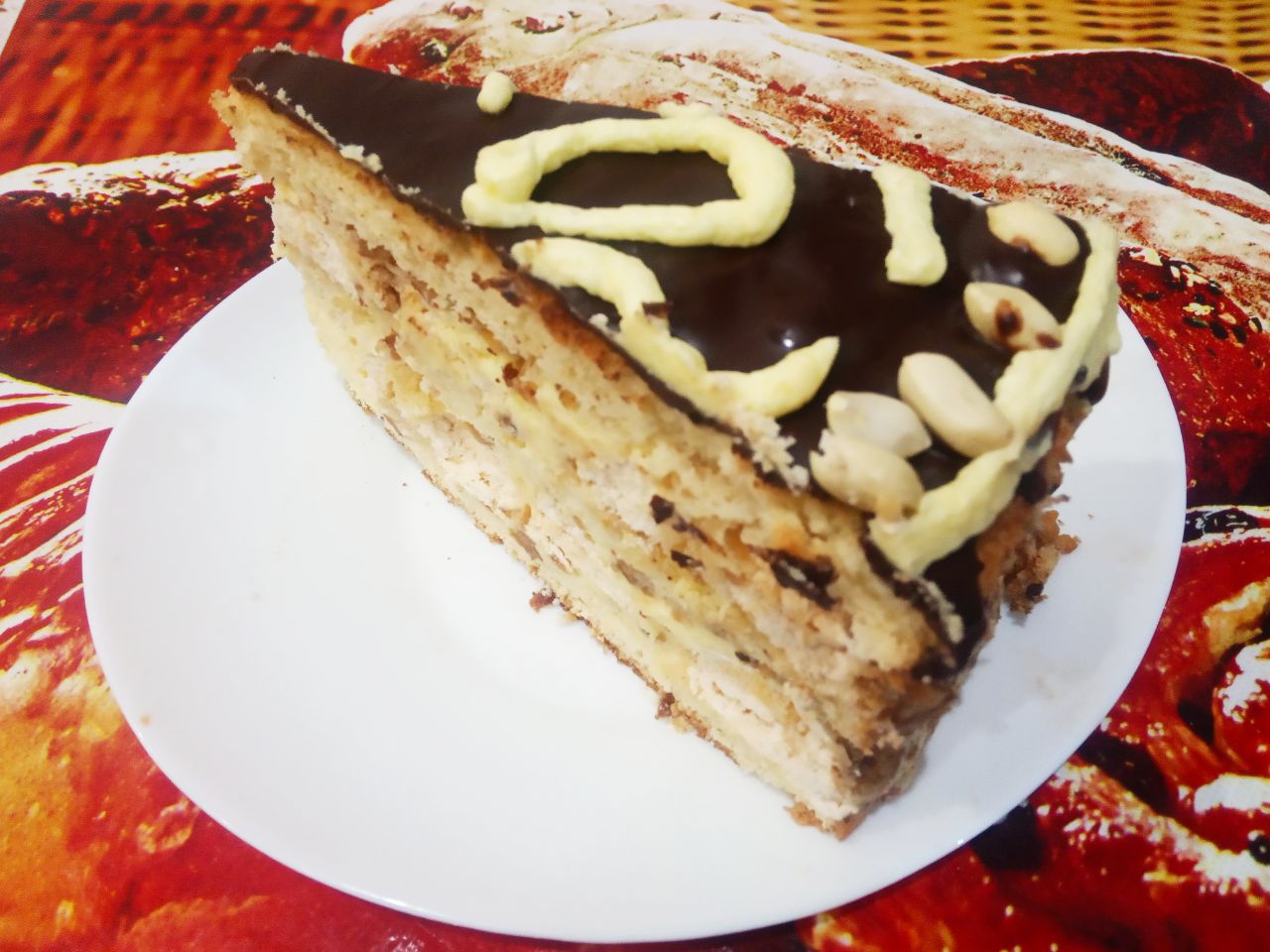Вкусный торт ко дню рождения или к другому торжеству: Бока торта я посыпала измельченными орехами, можно по желанию приготовить и покрыть шоколадной глазурью. Торт