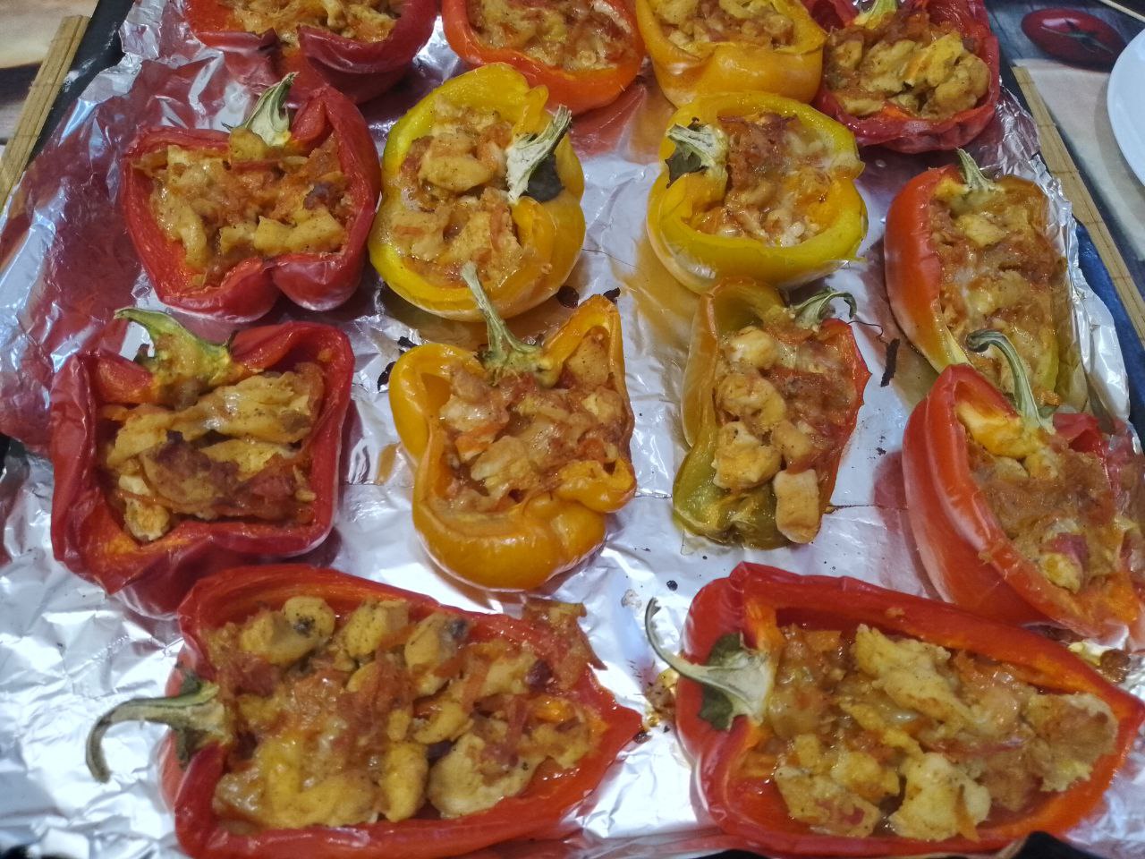 Перец с мясной начинкой и овощами, в духовке: Разогреваем духовку до 180 С и ставим противень с перцем для запекания. Запекаем перец около 40 минут, время