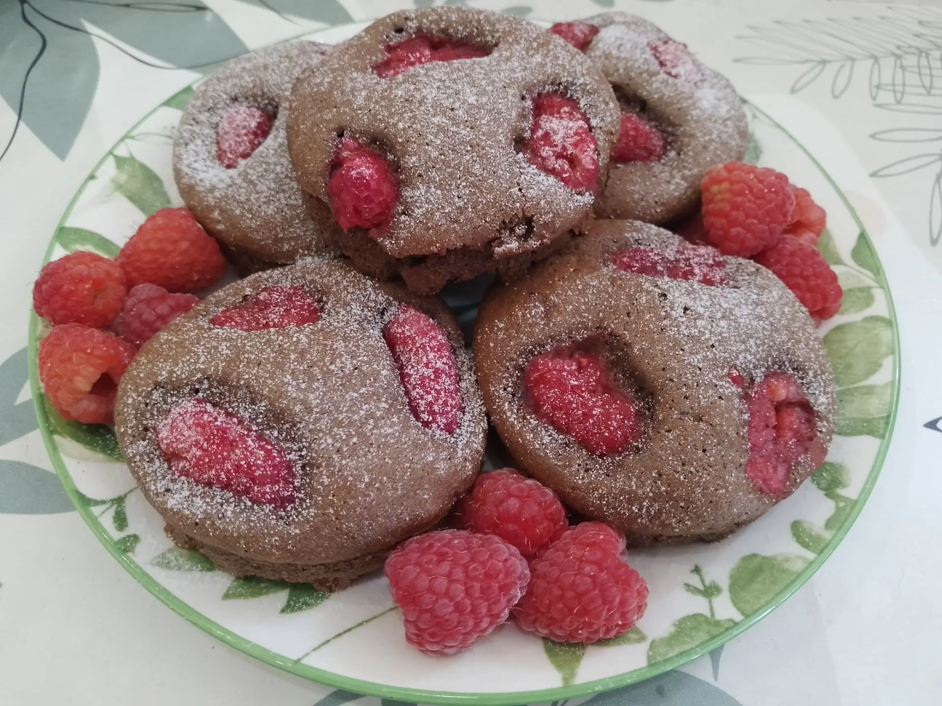 Шоколадные пирожные с малиной и белковым кремом
