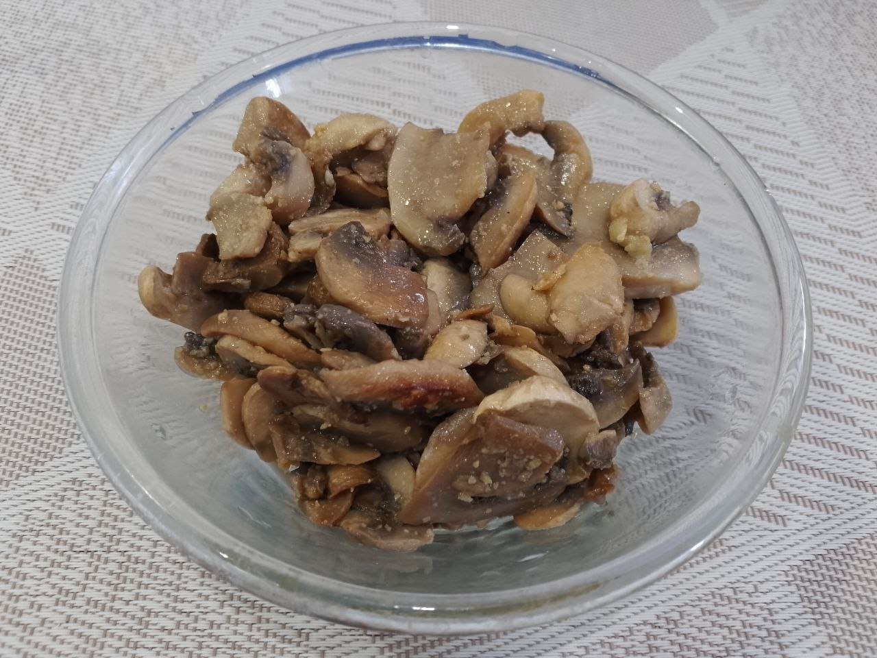 Домашняя пицца с шампиньонами, колбасой, помидорами и сыром: Разогреваем сковороду с растительным маслом и обжариваем шампиньоны на небольшом огне до готовности.