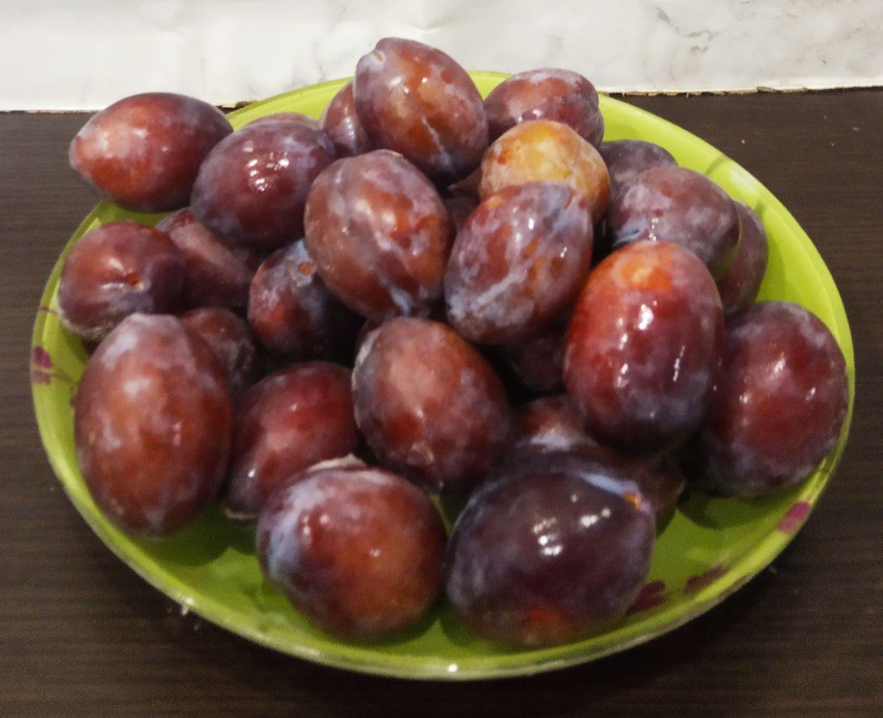 Вкусные жареные пирожки из дрожжевого теста со сливами: Пока тесто поднимается, приготовим начинку. Сливы промываем, просушиваем, удаляем косточки и разрезаем на две