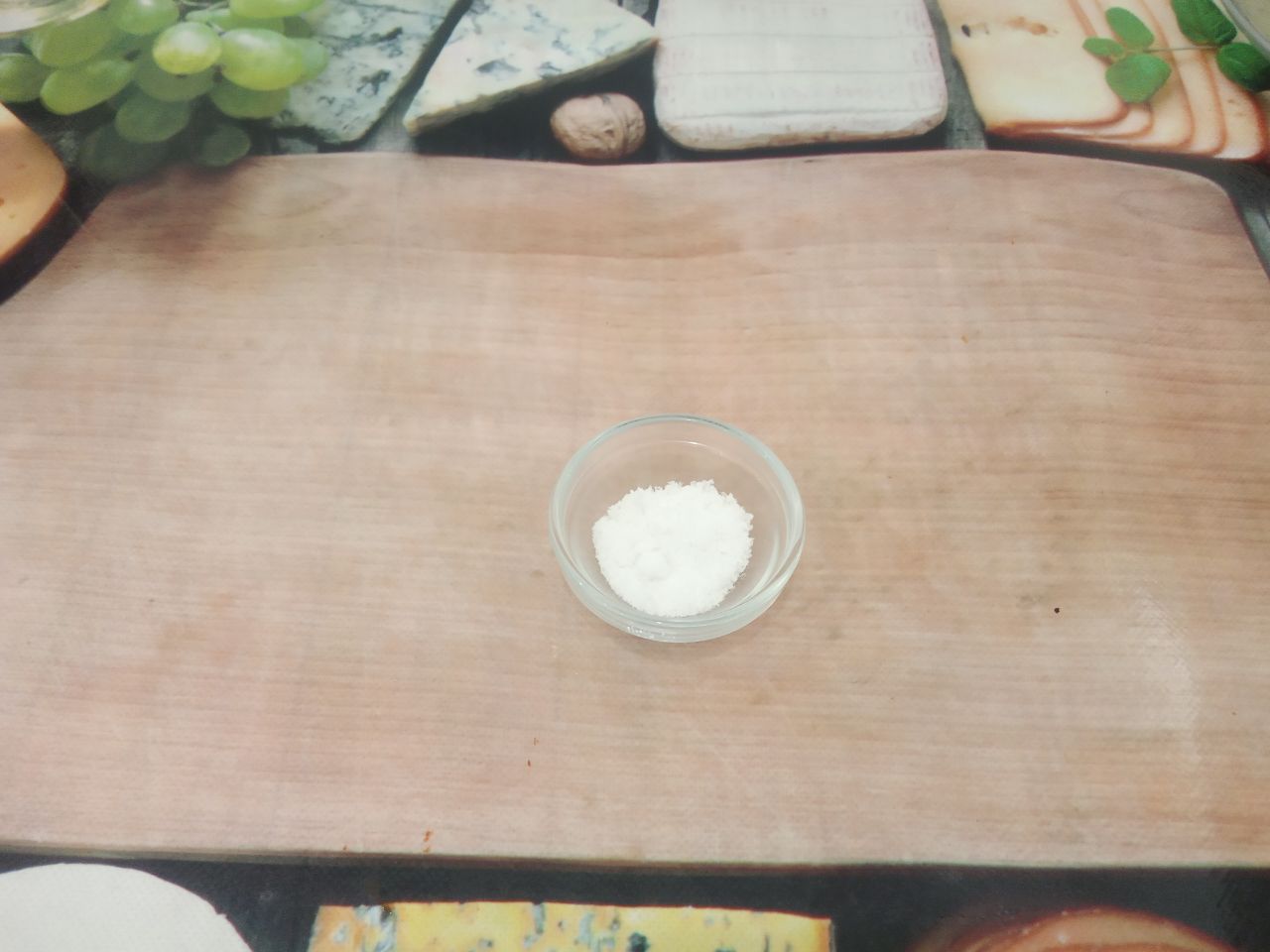 Простой рецепт салата из капусты, моркови и зеленого лука: Затем капусту охлаждаем, заправляем растительным маслом, солью, сахаром и уксусом.
