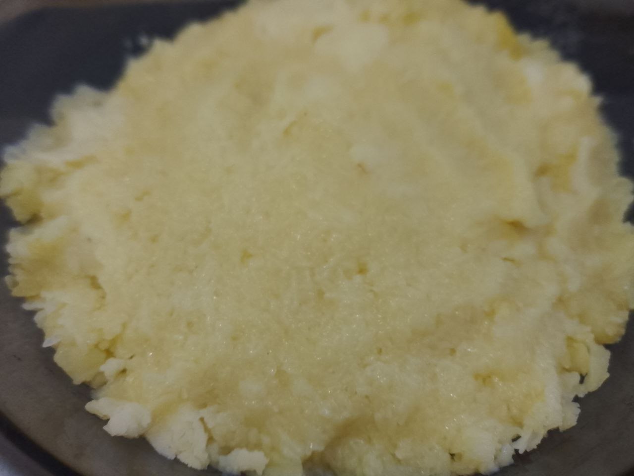 Картофельная запеканка с куриным филе, в духовке: Картофель отвариваем в подсоленной воде до готовности, сливаем воду, добавляем сливочное масло и разминаем в