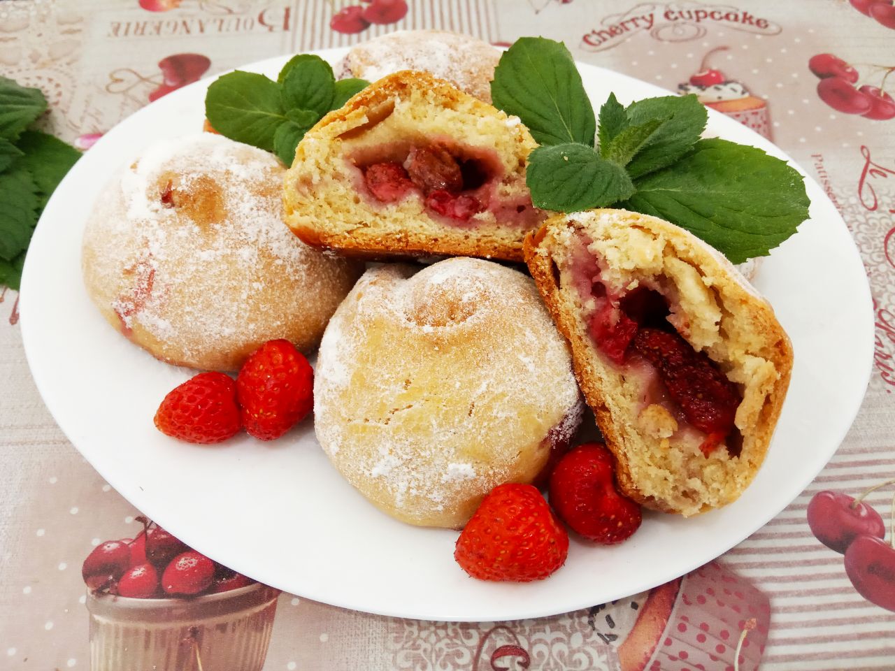 Пирожки с клубникой, из бездрожжевого теста, воздушные и рассыпчатые