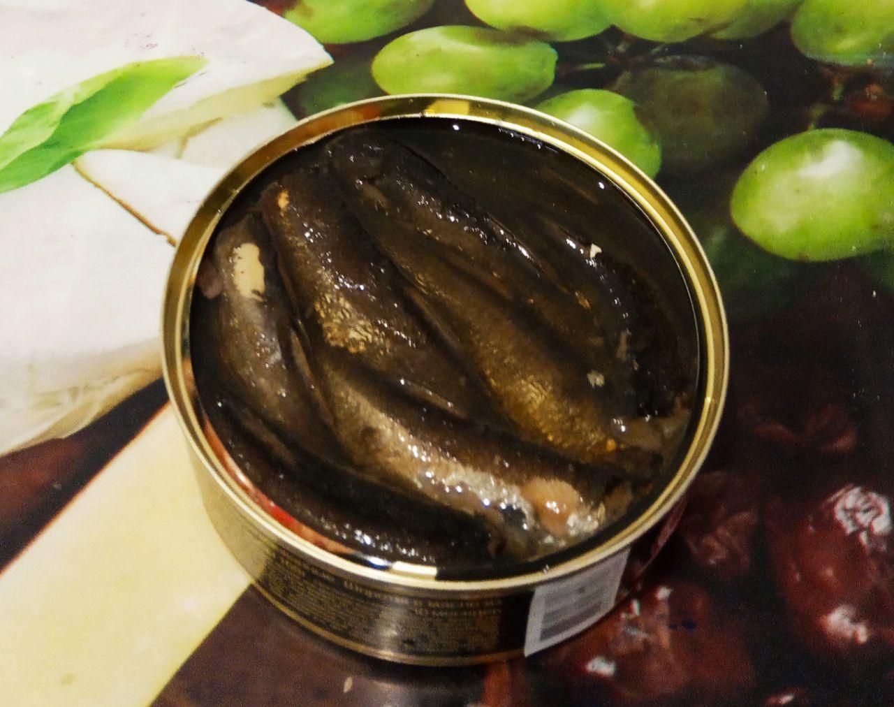 Аппетитные гренки со шпротами, огурцами и помидорами, просто и вкусно: Открываем шпроты и сливаем масло, если оно там есть.