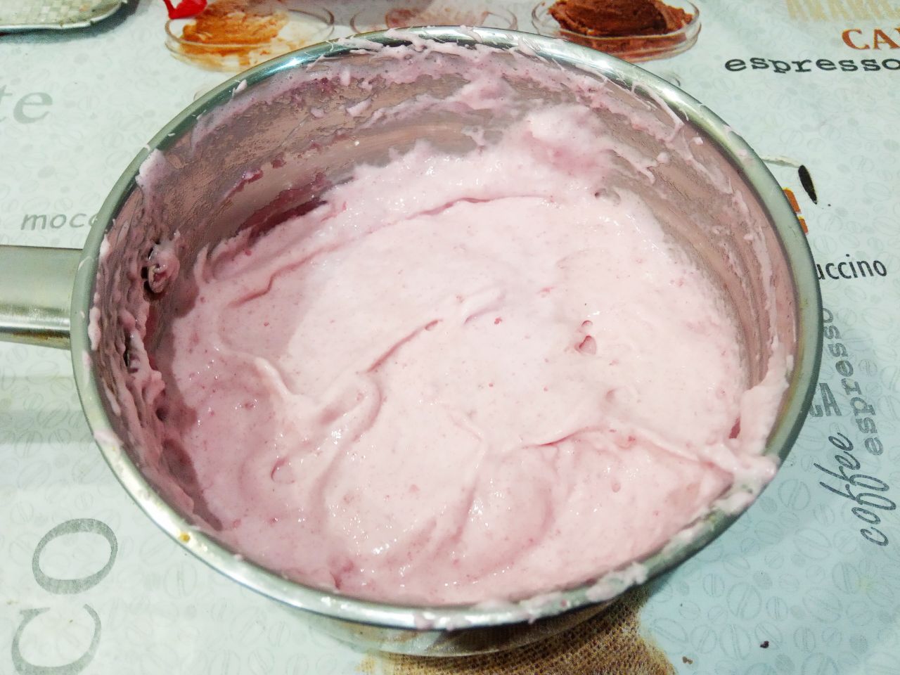 Вкусный и простой десерт: Охлажденный десерт взбиваем миксером около пяти минут, пока масса не посветлеет.
