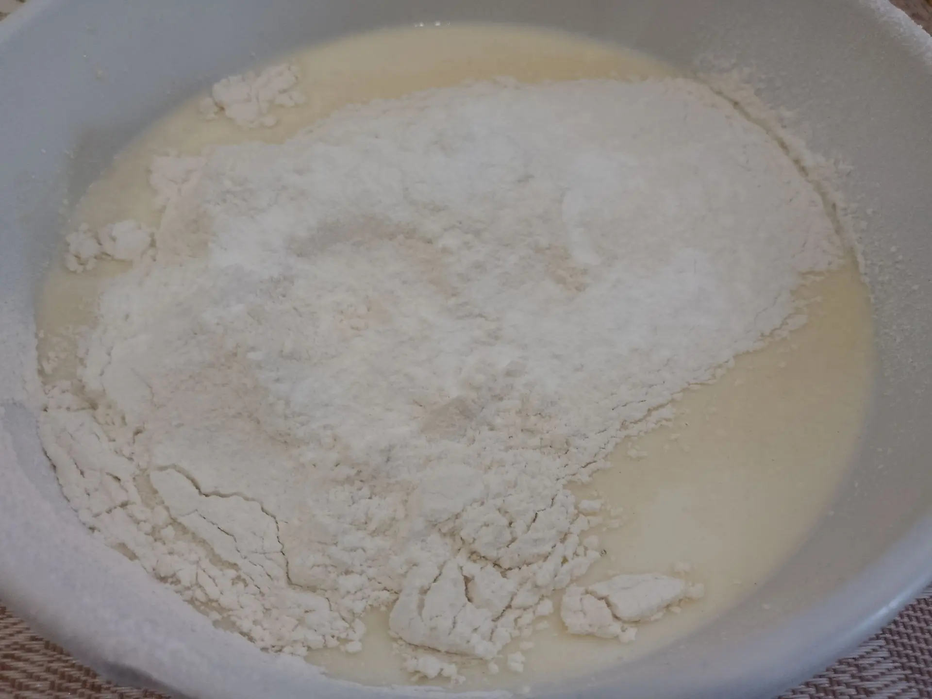 Творожные блины с желе, нежные и вкусные: Добавляем муку в смесь и перемешиваем до исчезновения комочков.