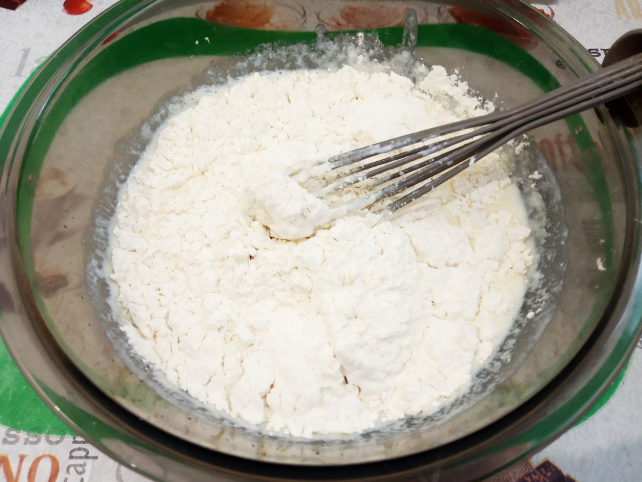 Блинчики с мясной начинкой из фарша и лука, вкусно и сытно: Муку просеиваем через мелкое сито и добавляем в смесь, размешиваем.