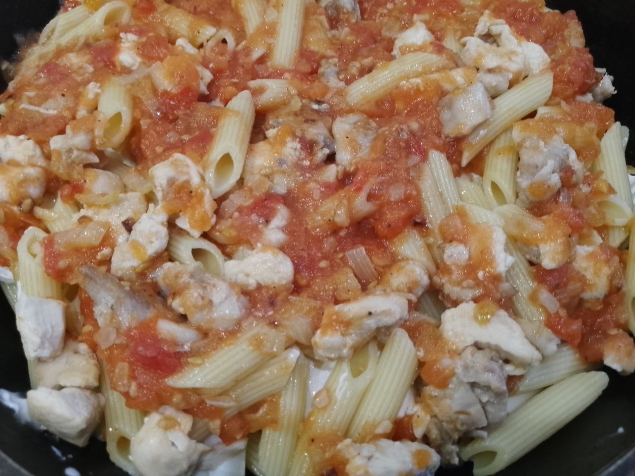 Макаронная запеканка с курицей, сыром и помидорами: На мясо выкладываем половину соуса.
