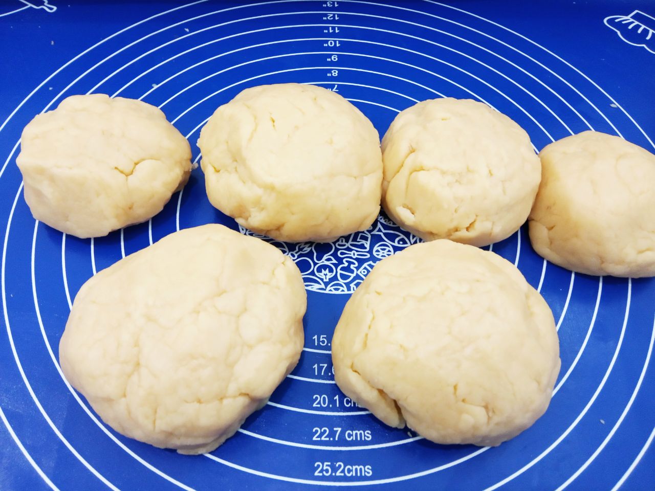 Печенье с корицей и мучной крошкой, песочное и рассыпчатое: Тесто разделяем на 6 частей, так удобнее сворачивать рулетики.