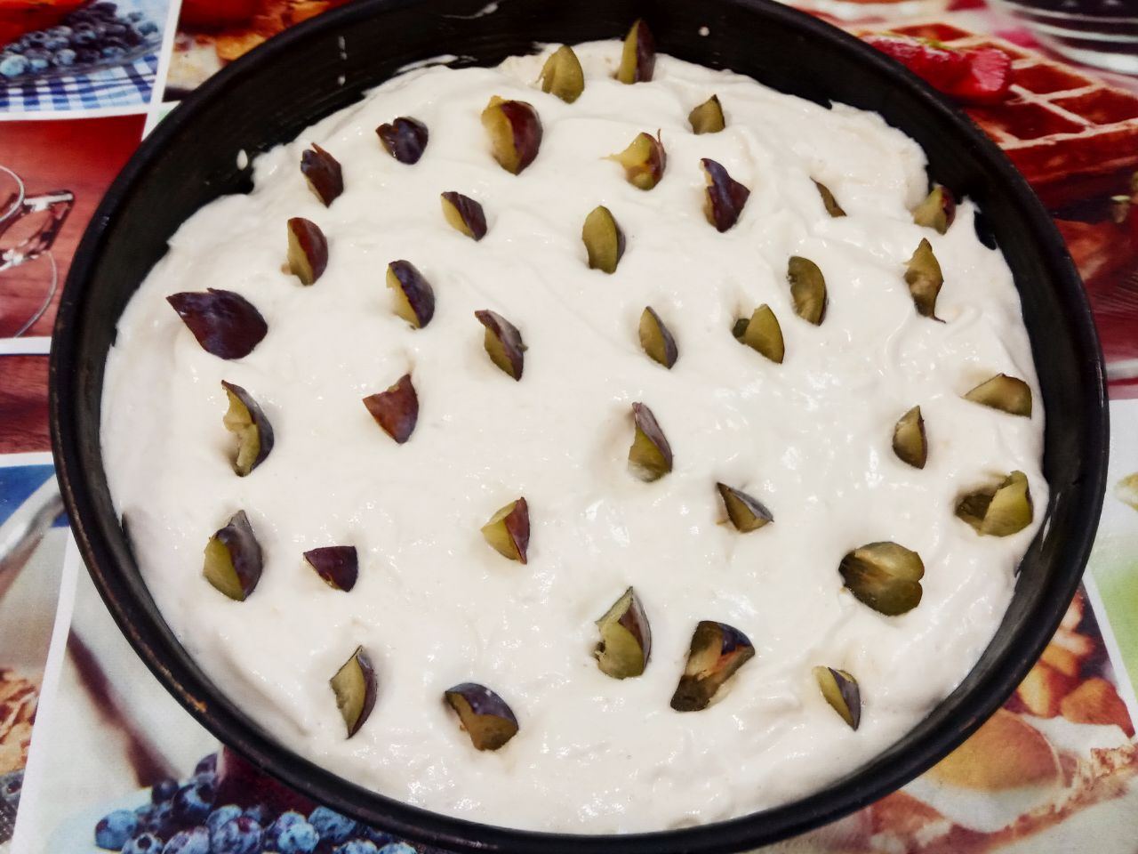Пирог из бисквитного теста со сливами, просто и вкусно: Распределяем равномерно оставшиеся дольки слив.