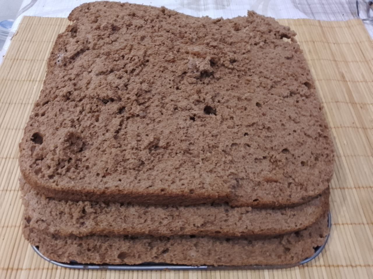Шоколадный торт с нежным кремом из сметаны, сливок и сухофруктов: Бисквит разрезаем на три части.