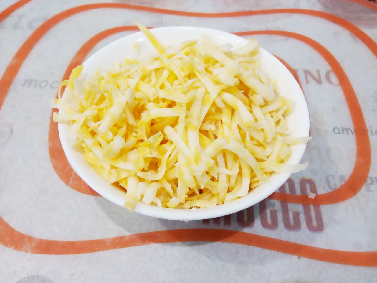 Заливной мясной пирог на кефире с сыром, вкусный и аппетитный: Твердый сыр натираем на крупной терке.