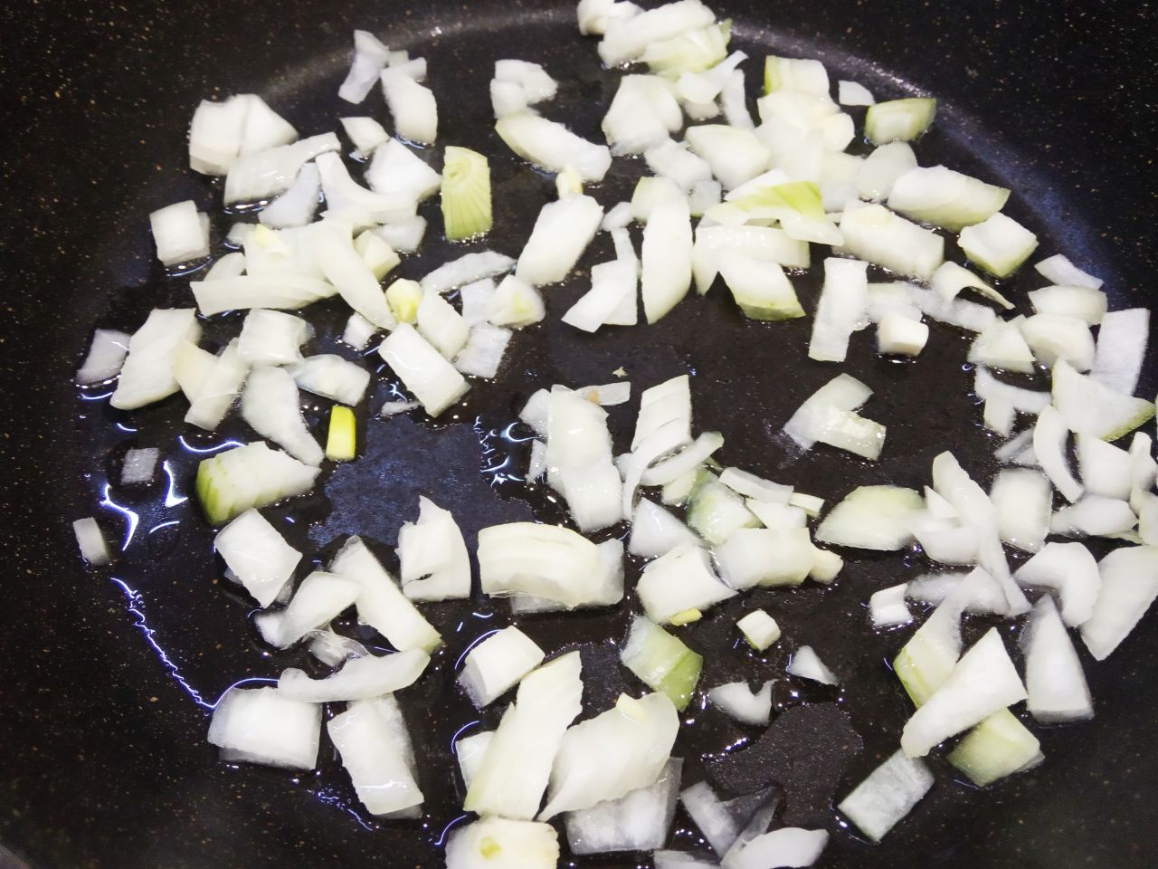 Картофель с грибами запеченный в рукаве для запекания, просто и вкусно: Разогреваем сковороду с растительным маслом, кладем лук и обжариваем.