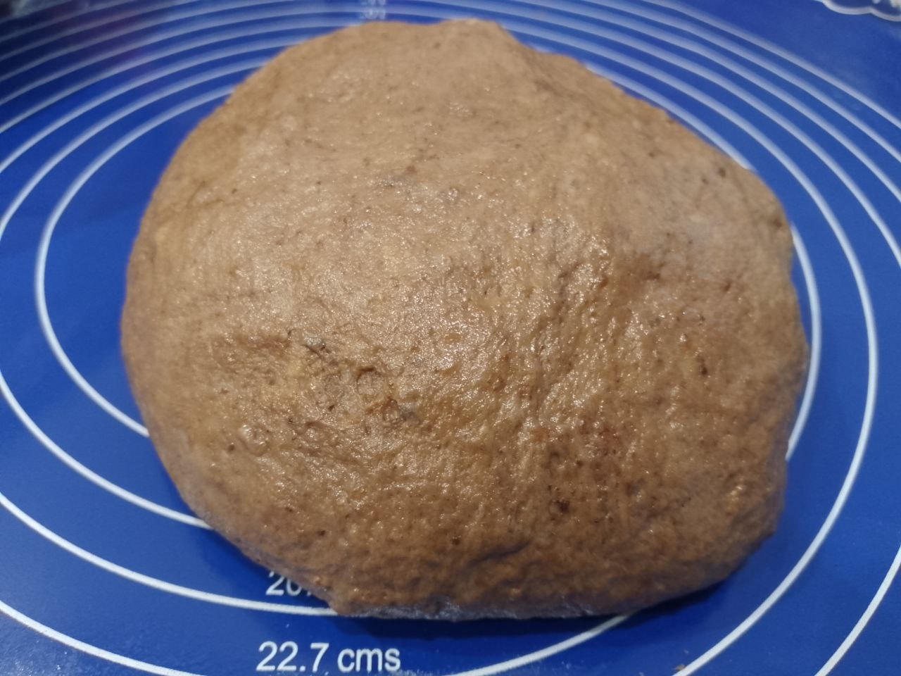 Булочки из слоеного теста с корицей и изюмом: Какао соединяем с теплым молоком, перемешиваем и сразу выливаем в тесто.