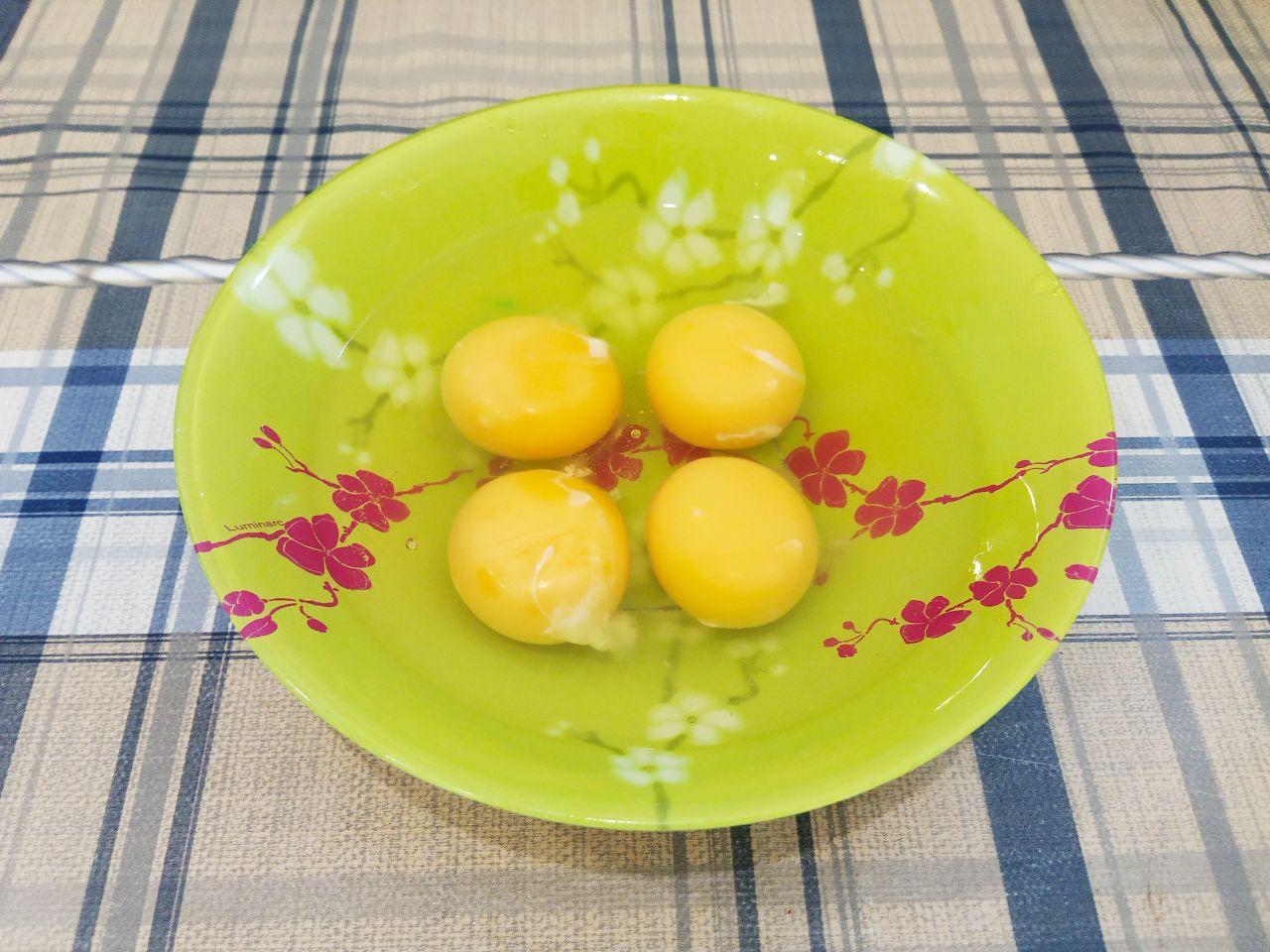 Куриные голени в кляре и сухарях в духовке: В яйца добавляем соль по вкусу и взбиваем.