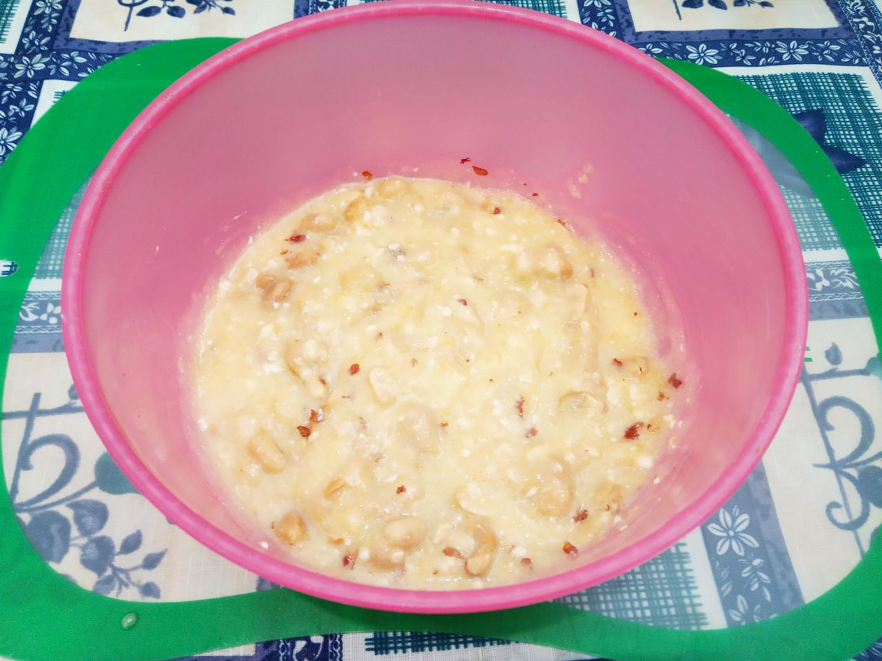 Печенье с орехами подсушенное в духовке, рассыпчатое и хрустящее: Добавляем орехи в смесь и размешиваем.