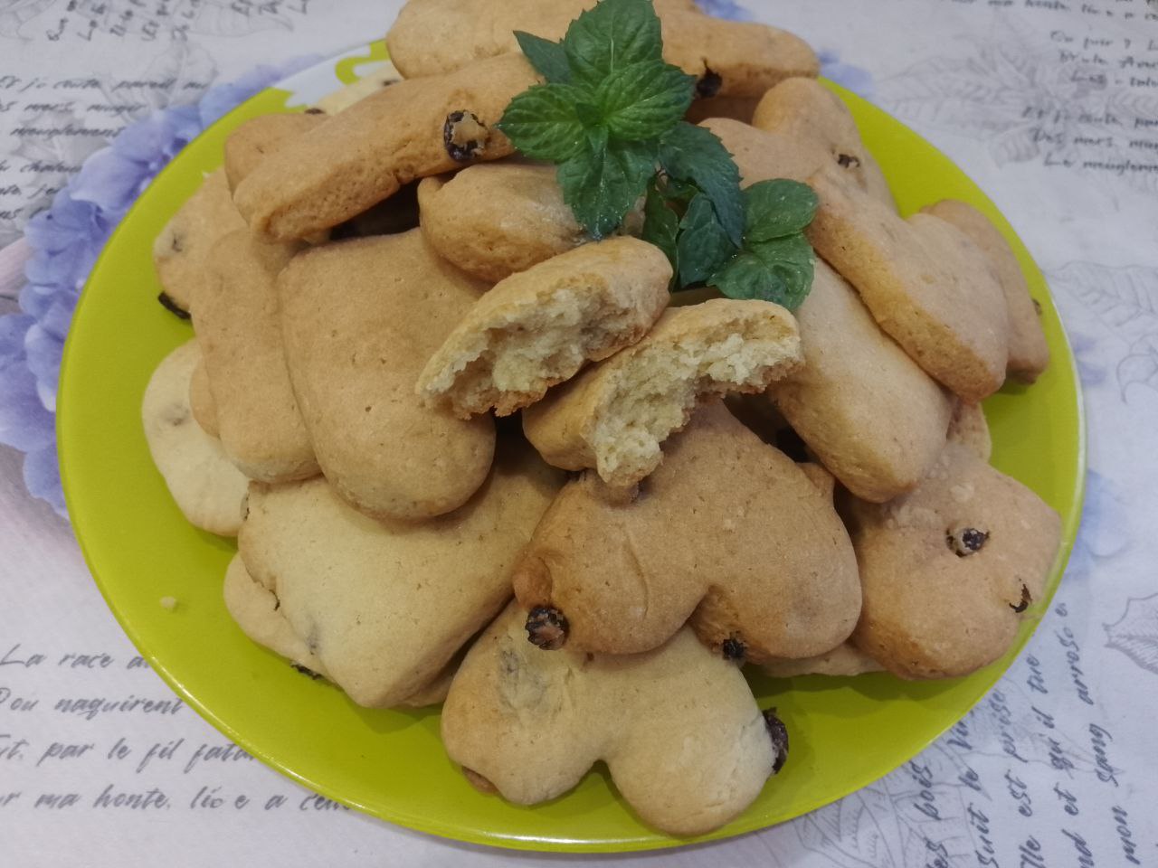 Печенье с изюмом на майонезе, просто и вкусно: Испеченное печенье достаем из духовки и выкладываем на блюдо. Выход печенья 1200 г.