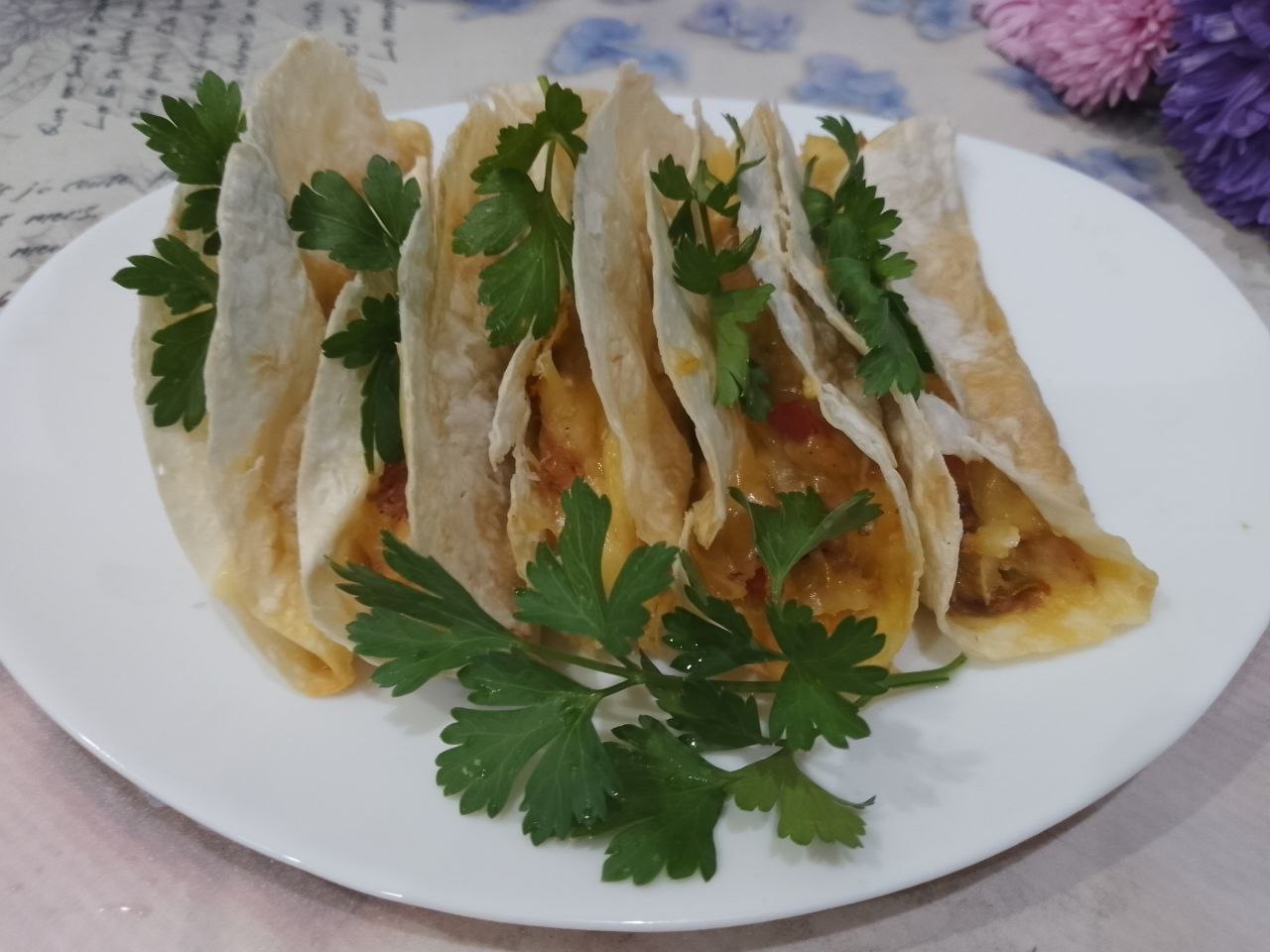 Лаваш запеченный в духовке, с начинкой из мяса, сыра и овощей, просто и вкусно