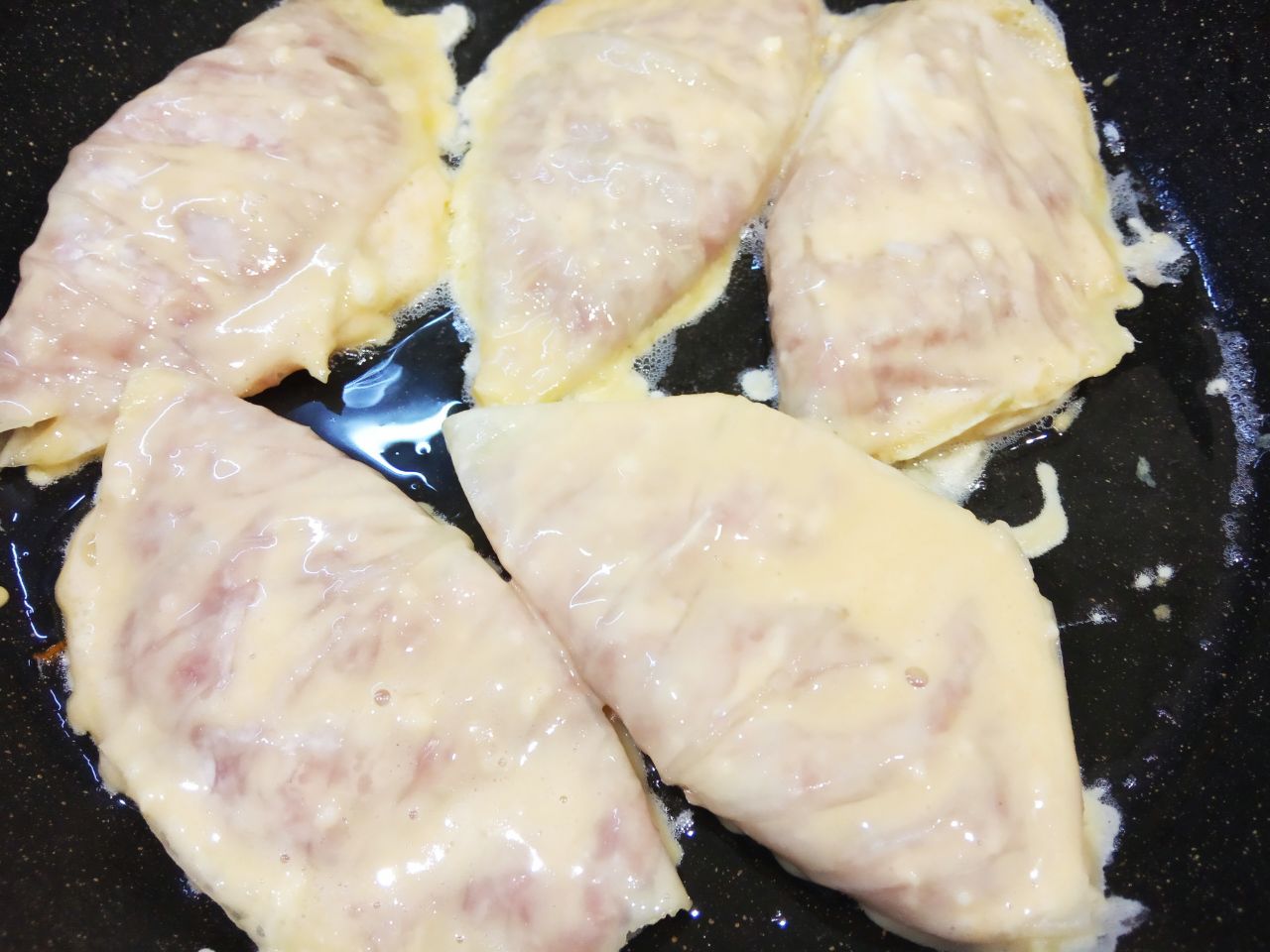 Голубцы из капусты и фарша, в кляре, жареные на сковороде, сытно и вкусно: Укладываем голубцы на разогретую сковороду и на медленном огне обжариваем голубцы пол закрытой крышкой с