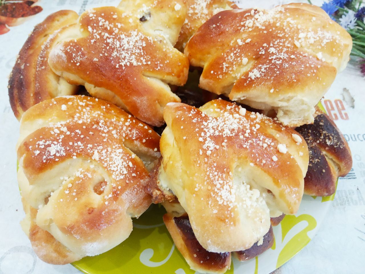 Воздушные и мягкие булочки, на сметане, с изюмом и корицей