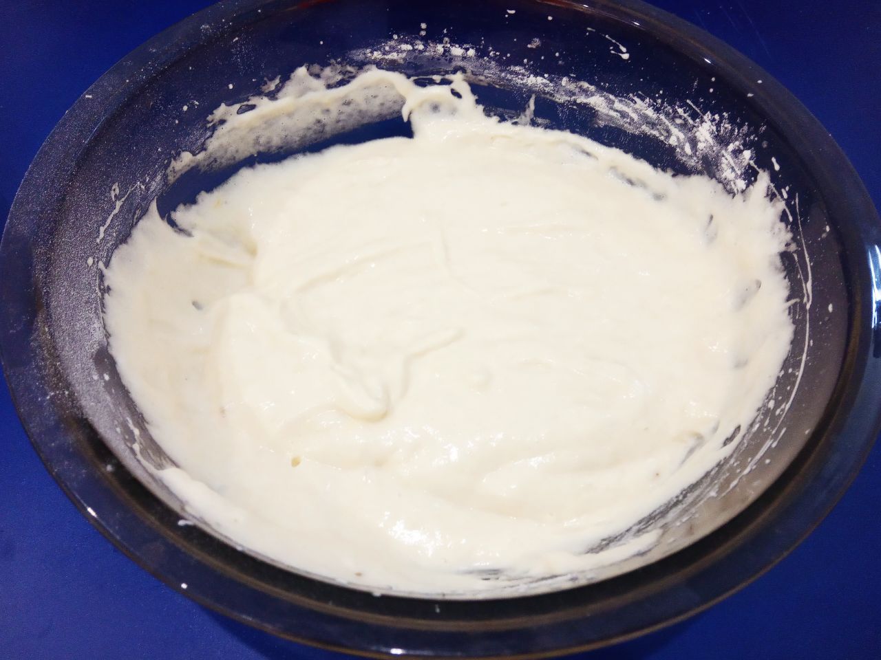 Бисквитный рулет с начинкой из персиков, вкусно и аппетитно: Муку просеиваем через мелкое сито и частями добавляем в белковую массу, размешиваем.