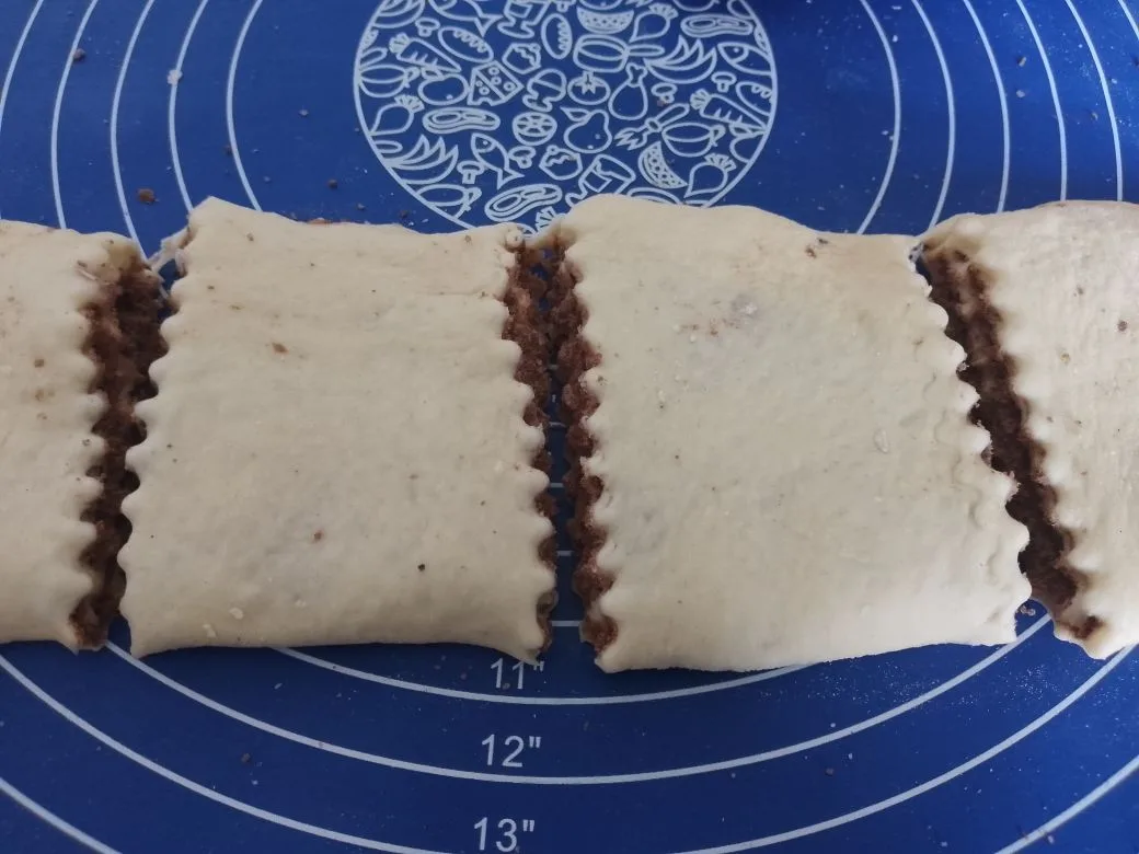 Булочки с начинкой из шоколадной крошки, воздушные и ароматные: Полоску раскатываем скалкой так, чтобы можно было разрезать на квадраты и разрезаем на квадраты.
