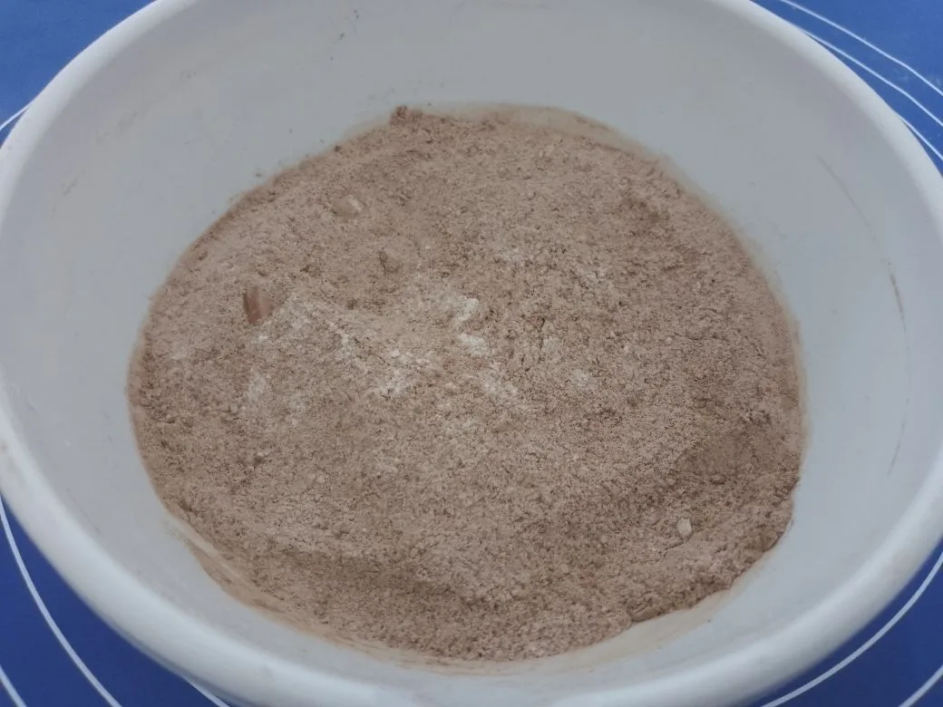 Булочки с начинкой из шоколадной крошки, воздушные и ароматные: Приготовим шоколадную крошку: Сахар смешиваем с какао и мукой, перемешиваем.