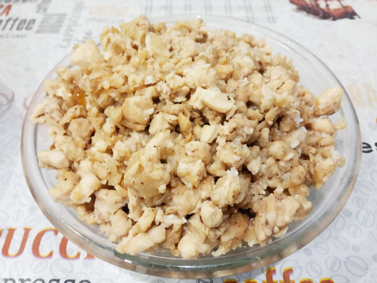 Картофельные пирожки с начинкой из куриного филе и лука: На середину лепешек накладываем начинку и формируем пирожки.