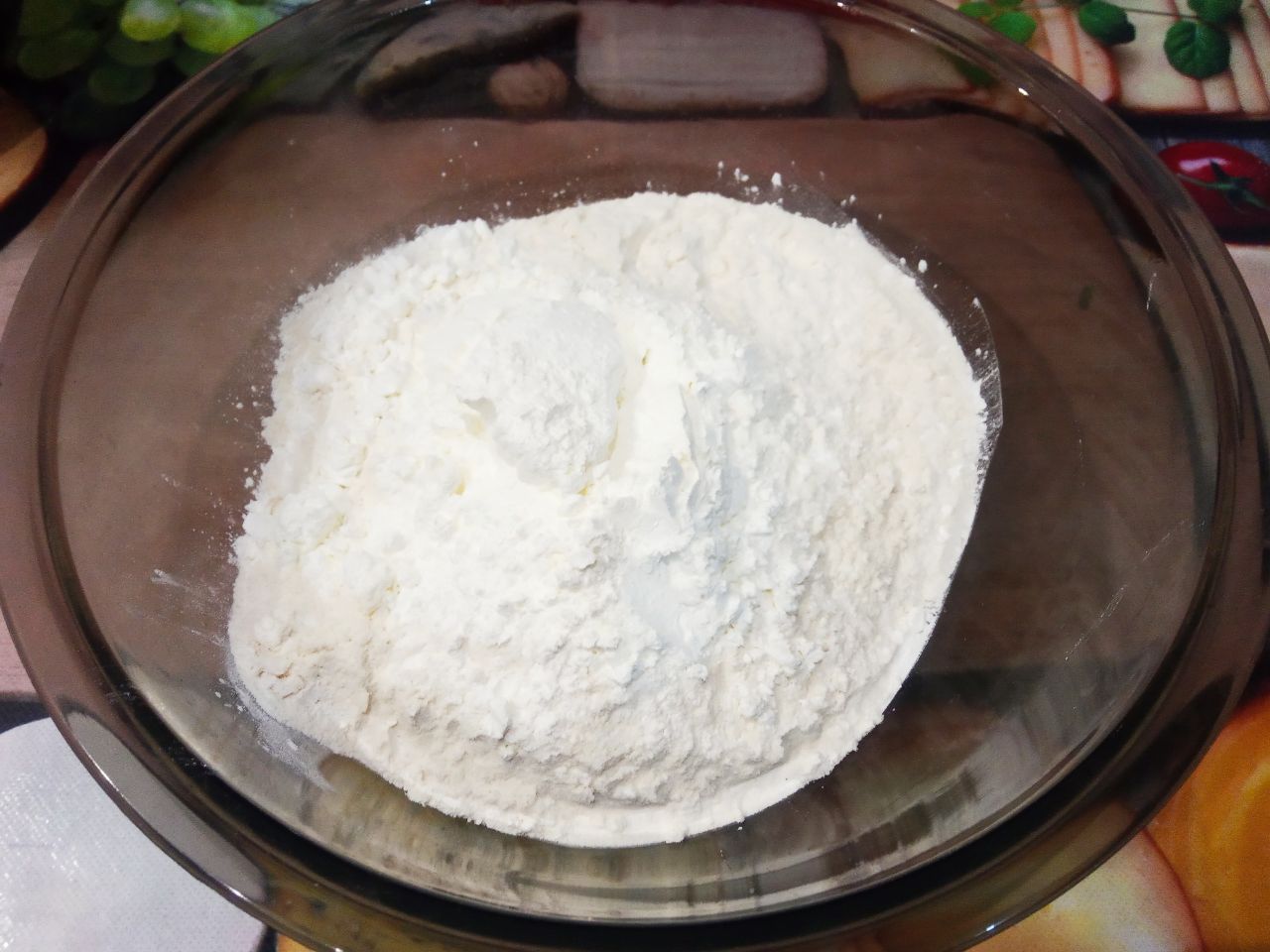 Блинчики с мясом и сыром, запеченные в духовке: В миску или чашу насыпаем муку и крахмал, перемешиваем.