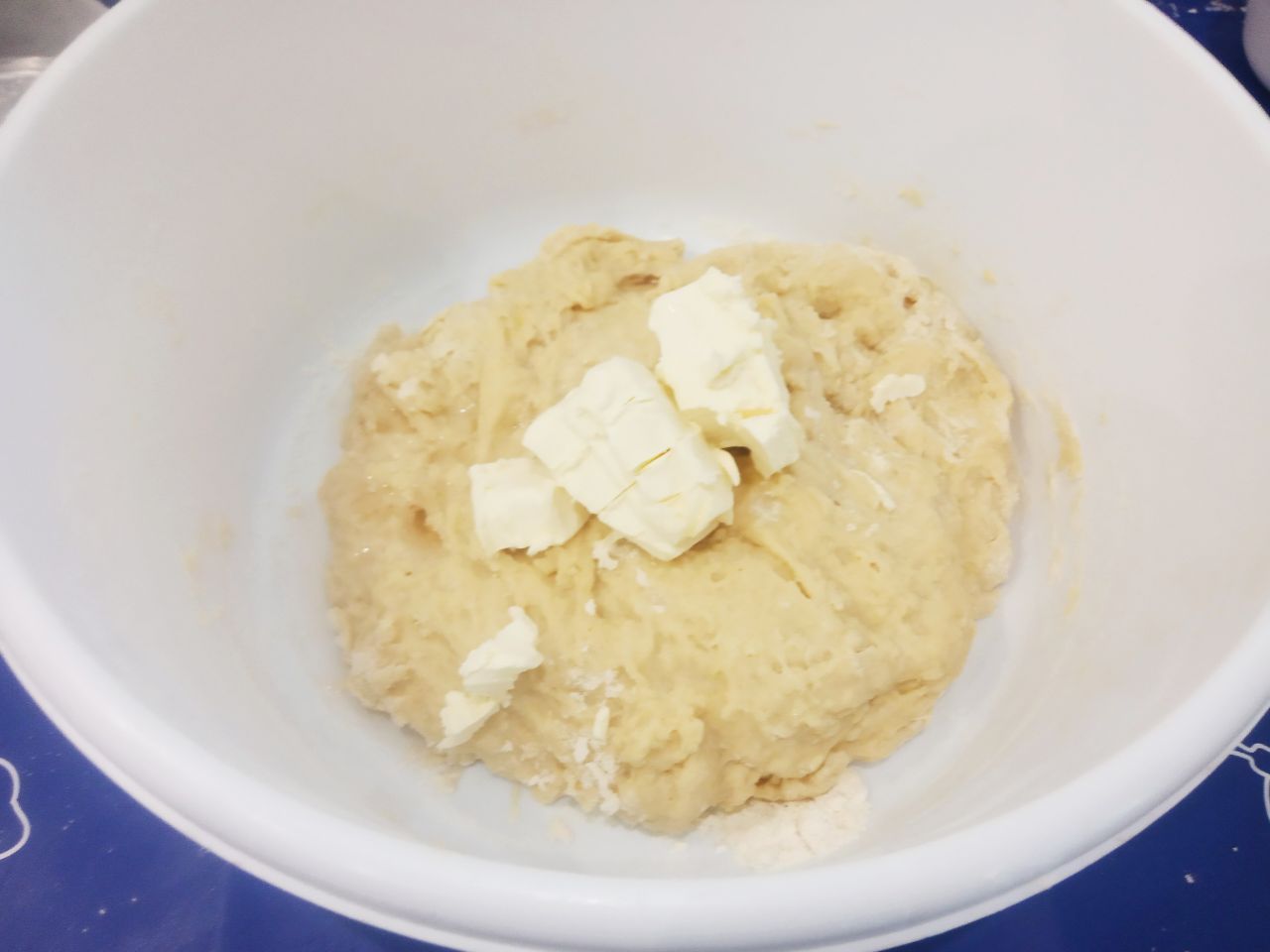 Булочки с начинкой из яблок и мака: Размягченное сливочное масло кусочками добавляем в тесто и уксус, размешиваем.