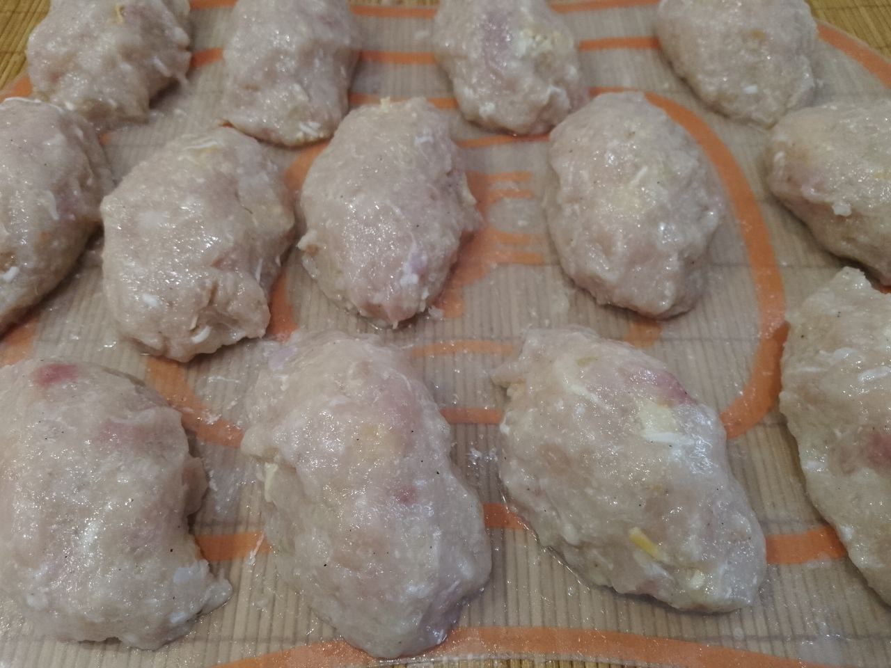 Котлеты с начинкой из яиц и сыра, в кляре, вкусные и сытные: На середину лепешки кладем начинку, закрываем и формируем котлеты.