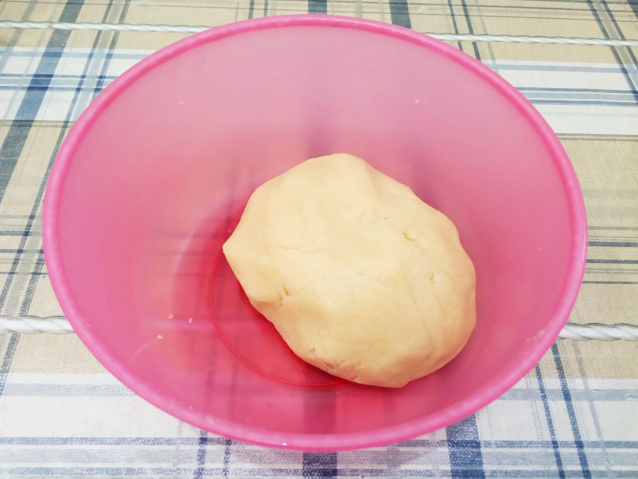 Печенье песочное со сливочным вкусом и в кокосовой стружке: Кладем размягченное сливочное масло, замешиваем мягкое и нежное тесто.