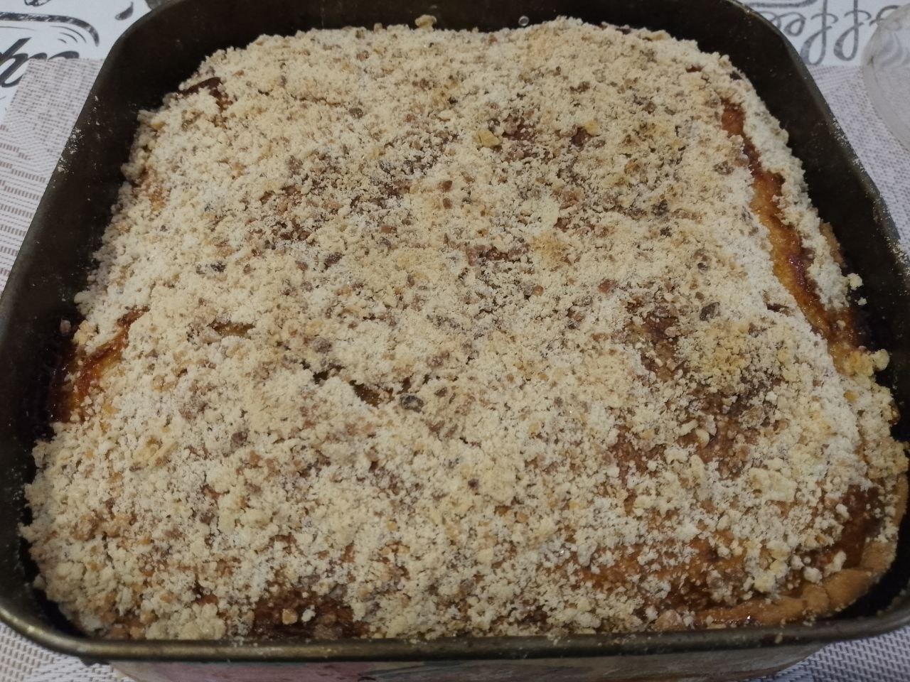 Пирог песочный трехслойный с начинкой из кураги, лимона и орехов: Испеченный пирог достаем из духовки и полностью охлаждаем в форме.
