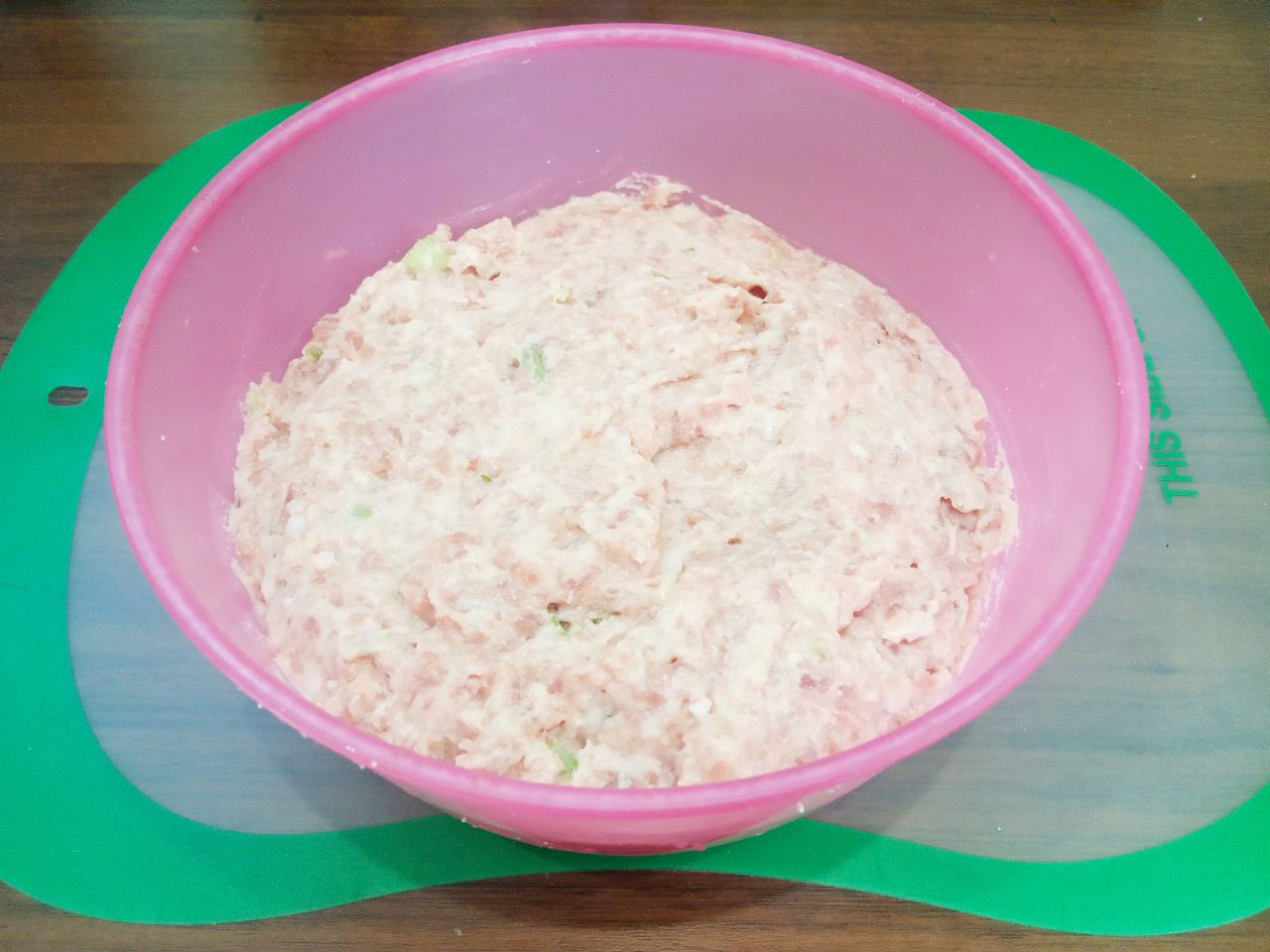 Простой рецепт мясных оладий с манной крупой и без яиц: Сковородку разогреваем с растительным маслом. Ложкой выкладываем оладьи и разравниваем слоем толщиной до 5 мм.