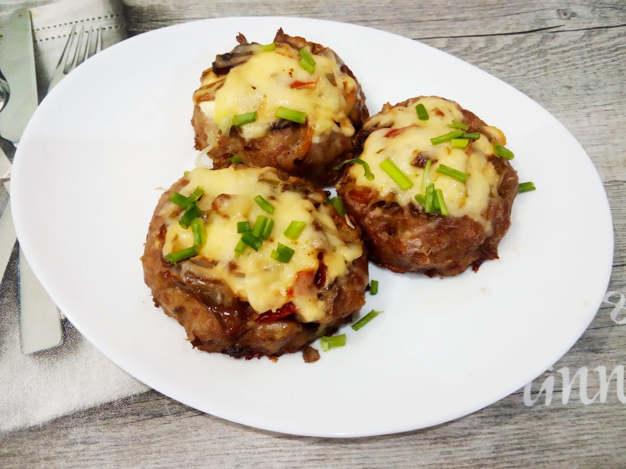 Мясные гнёзда с грибной начинкой, перцем и сыром: Возвращаем противень с гнёздами обратно в духовку на 5 минут, чтобы расплавился сыр.