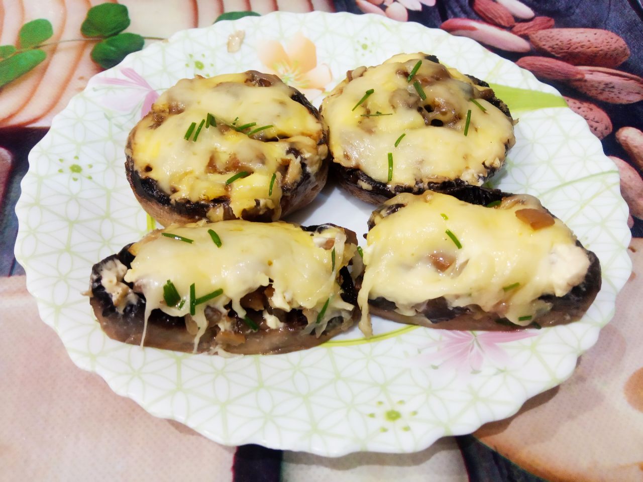 Шампиньоны с сыром, запеченные в духовке, вкусные и аппетитные