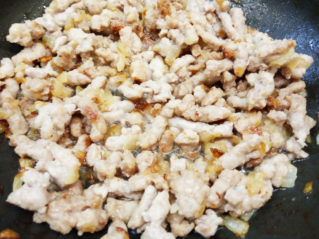 Картофель фаршированный начинкой и запеченный в духовке: Разогреваем сковороду со сливочным маслом и обжариваем лук до золотистого цвета, кладем фарш, перемешиваем.